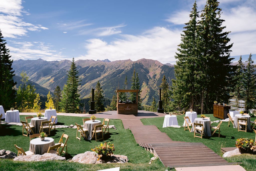 wide shot of aspen colorado wedding venue outside, little nell